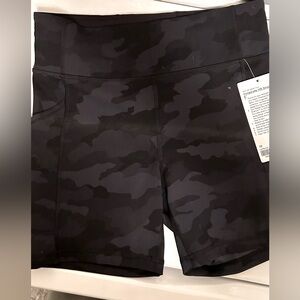 Brand new lululemon invigorate camo shorts with pockets size 10